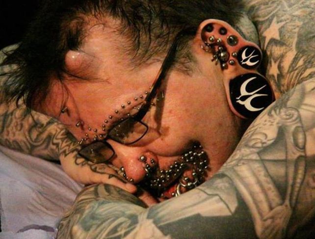 Dubai le prohibió la entrada a un hombre que tiene 453 piercings, dos cuernos y numerosos tatuajes