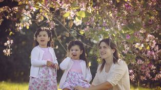 Las tres, unidas. Las niñas, junto a Antonella, la mamá que necesita de la solidaridad de todos.&nbsp;