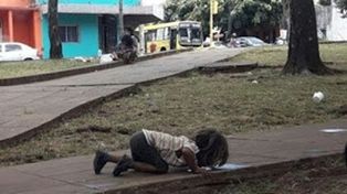Misiones: dura foto de una niña bebiendo en un charco