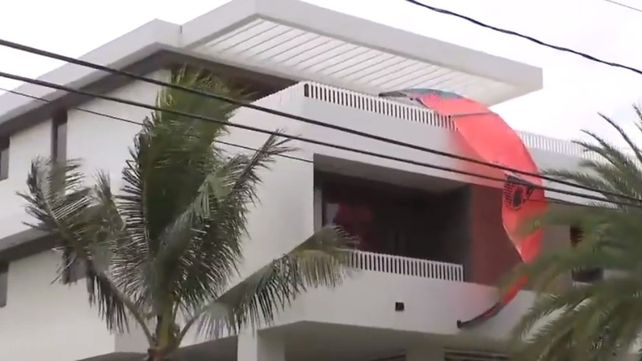 Florida: un kitesurfer se estrelló contra el segundo piso de una casa y murió