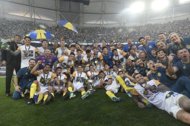 La alegría es toda de Central. El plantel auriazul celebra la obtención de la Supercopa Internacional en Santiago del Estero.