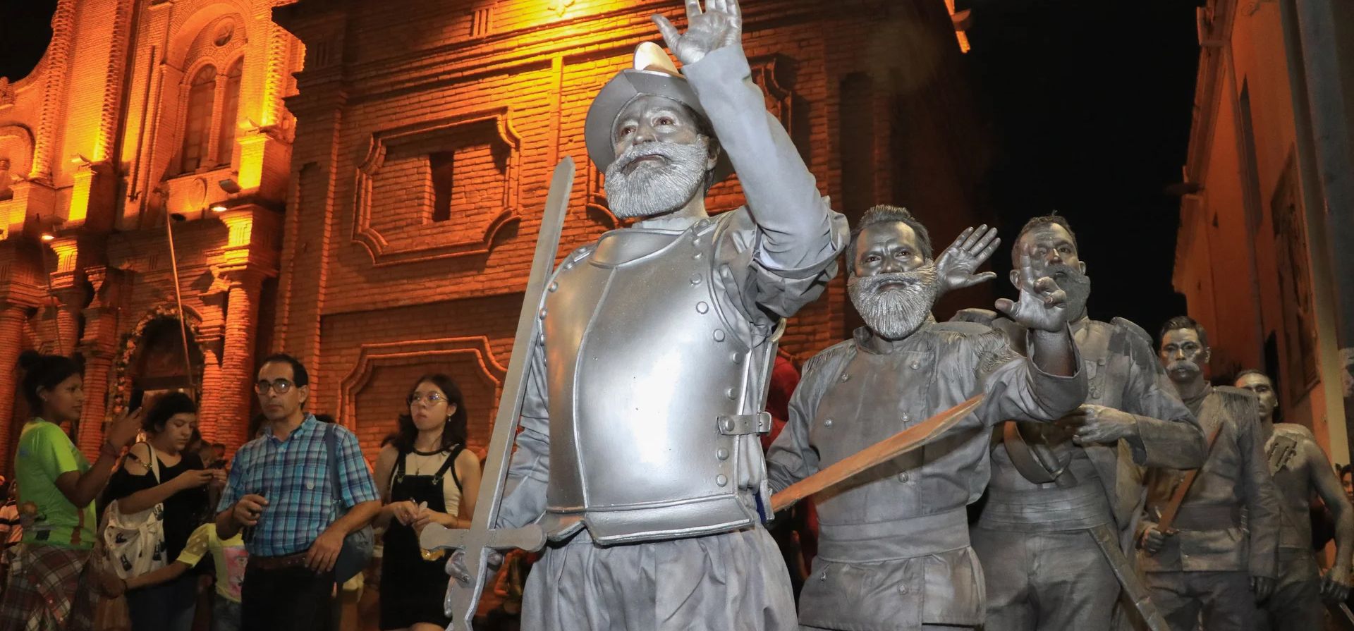 Hombres vestidos de estatuas humanas participan en un desfile durante la Larga Noche de los Museos, Santa Cruz, Bolivia. Fotografía: Juan Carlos Torrejón/EPA Hombres vestidos de estatuas humanas participan en un desfile durante la Larga Noche de los Museos, Santa Cruz, Bolivia. Fotografía: Juan Carlos Torrejón/EPA