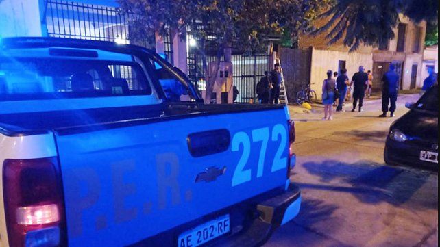 Un hombre baleó y mató a su expareja en la puerta de la casa
