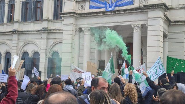 La Intersindical en defensa del Iosper se movilizó este miércoles hacia Casa de Gobierno para que los senadores escuchen a los trabajadores