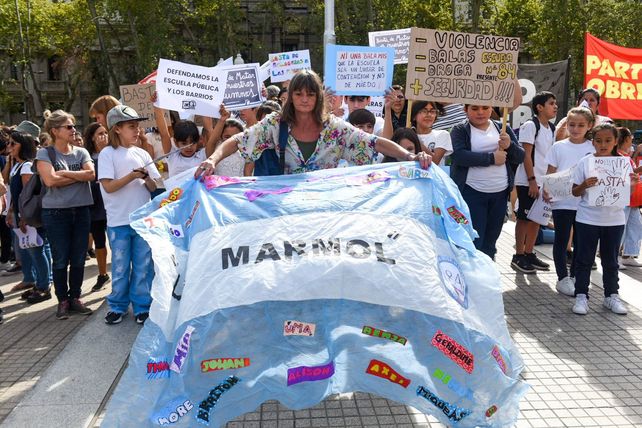 Los maestros rosarinos se movilizaron para exigir que se detengan los ataques contra escuelas