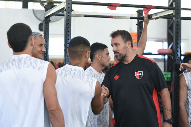 Fabbiani y el saludo con los futbolistas, ni bien fue presentado al grupo. Una charla en el vestuario y a trabajar al campo.