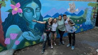 Los muralistas llevaron su arte al patio del refugio Sol de Noche.
