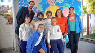 Alumnos y directivos de la Escuela Miguel de Cervantes Saavedra junto a representantes del Club Español.&nbsp;