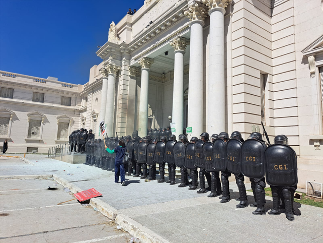 El debate de la reforma previsional detonó incidentes en la Legislatura provincial.