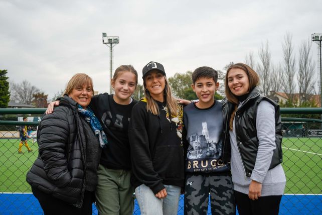 Patricia Clement, Francesca, Julieta y Lautaro Acosta y Jesica González