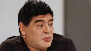 Maradona dio que hablar esta vez porque apareció con los labios pintados de rojo