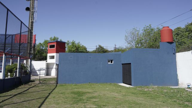 Una obra muy necesaria. Los nuevos baños en el Gabino Sosa, por calle Juan Manuel de Rosas. Ahí está proyectada volver a hacer la tribuna detrás del arco. El estadio se agranda.
