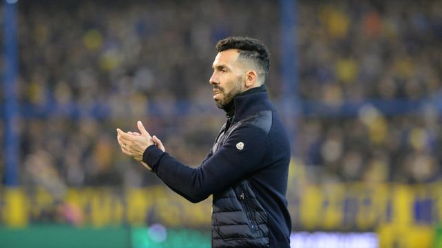 Tevez decidió jugar con un sistema alternativo y en medio del partido tuvo que cambiar.
