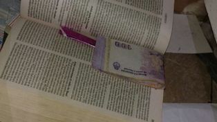 Madre e hija escondían dinero y droga para la venta en una Biblia