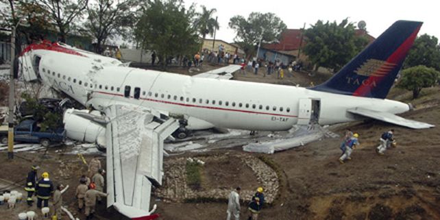 En Honduras un avi&oacute;n de Taca sali&oacute; de pista y se estrell&oacute; contra un comercio