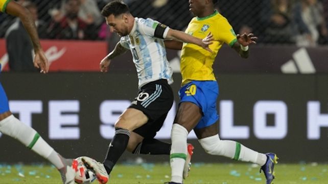 Messi trata de escapar de la marca de Vinicius Jr.