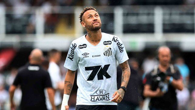 Operaron de la rodilla izquierda a Neymar, quien confía en llegar al Mundial