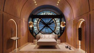Un dormitorio con vistas al Sena, entre cuadros de Van Gogh y Monet.