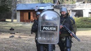 Militantes mapuches resistieron un desalojo en Villa Mascardi, cerca de Bariloche