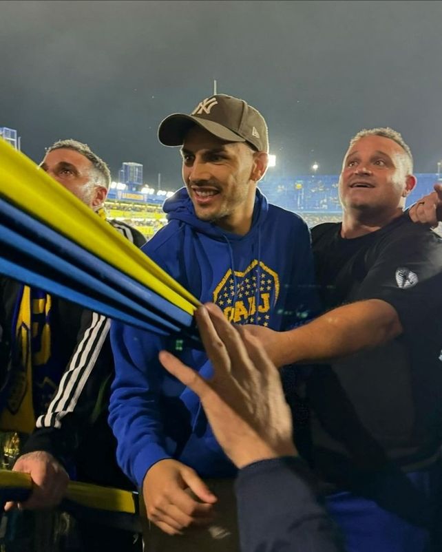 Leandro Paredes vio la victoria de Boca Juniors desde la popular junto a la 12