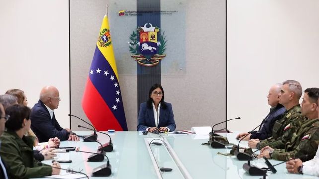 Delcy Rodríguez encabeza una reunión con altos mandos militares y políticos tras la captura de Maduro.