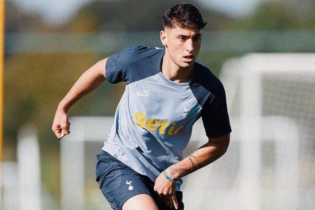 Se acerca el debut? El DT de Tottenham adelantó que Alejo Veliz está disponible