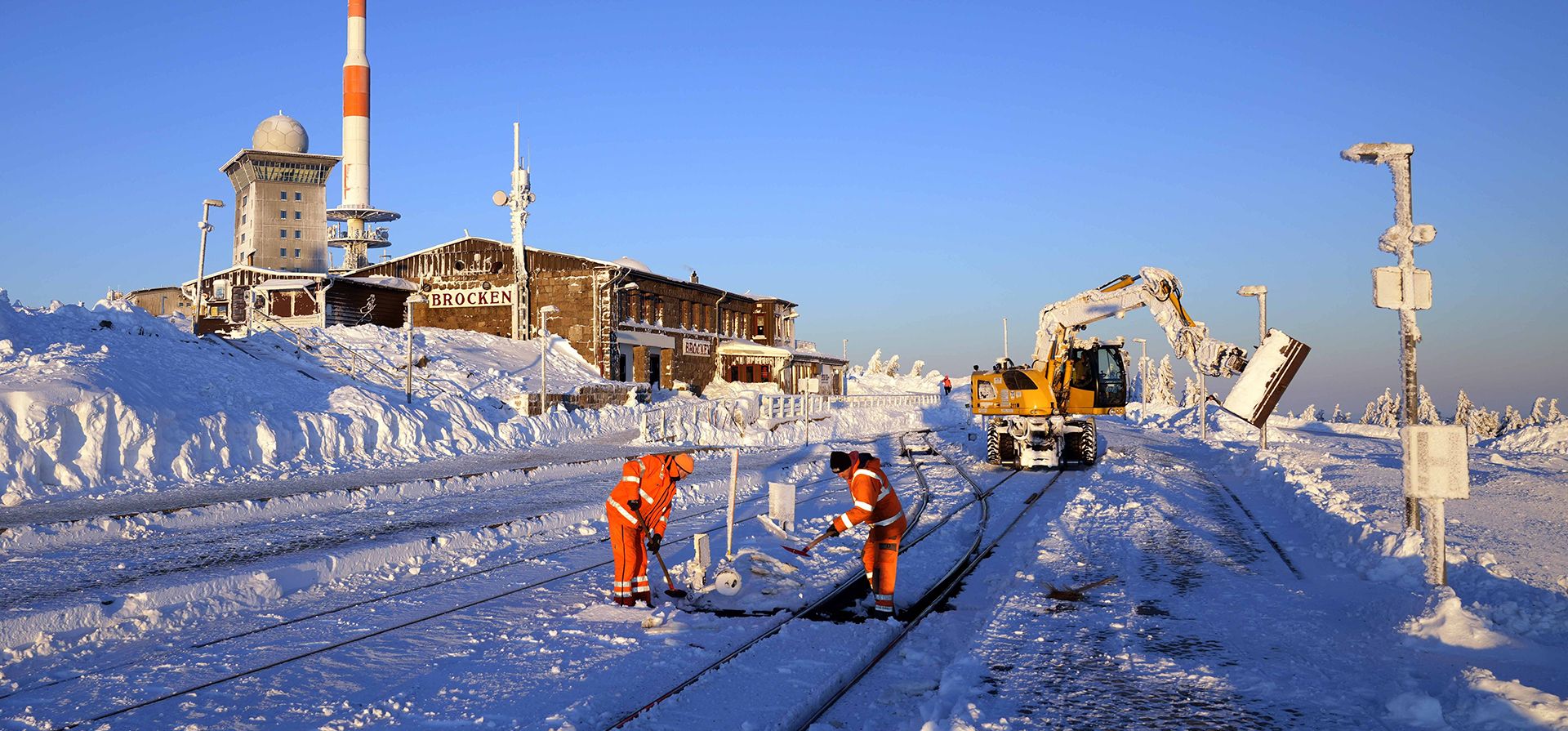 Trabajadores del ferrocarril limpian la nieve de las vías en el 'Brocken', un pico de 1.142 metros de altura en las montañas Harz, cerca de Schierke, Alemania, el lunes 13 de enero de 2025. (Foto AP/Matthias Schrader) Trabajadores del ferrocarril limpian la nieve de las vías en el 'Brocken', un pico de 1.142 metros de altura en las montañas Harz, cerca de Schierke, Alemania, el lunes 13 de enero de 2025. (Foto AP/Matthias Schrader)