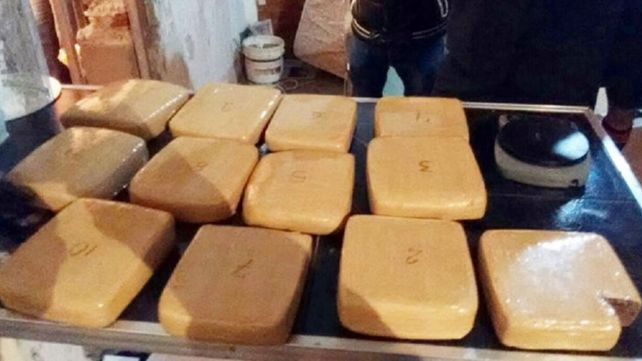 Encontró bolsas extrañas de su hijo, llamó a la policía y se sorprendieron con el contenido