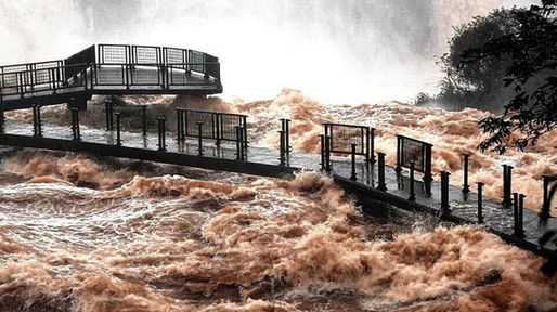 Río Iguazú: cierran el acceso a la Garganta del Diablo por crecidas extraordinarias