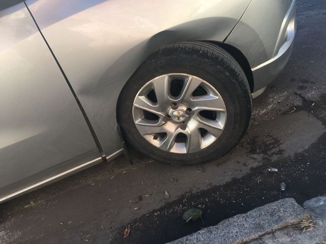 Fue a buscar su auto estacionado sobre calle Saavedra  y le faltaba una rueda