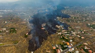 Vista aérea de la lava que fluye destrozando viviendas y obligando la evacuación de&nbsp; centenares de personas