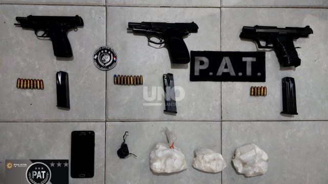 Las armas y la droga secuestrada en Villa Gobernador Gálvez