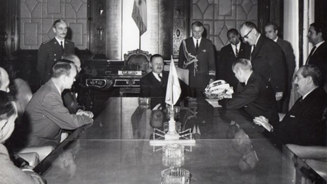 Los dos astronautas y el embajador de EE.UU