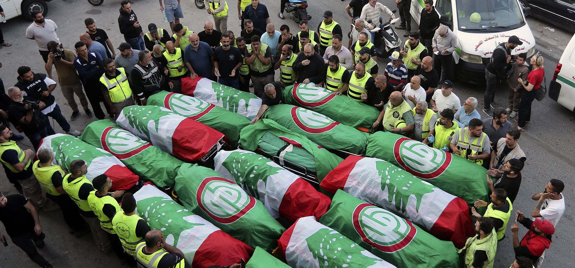 Paramédicos se encuentran junto a los ataúdes de las personas que murieron en un ataque aéreo israelí el martes por la noche en Barja, durante su procesión fúnebre en Tiro, sur del Líbano, el jueves 7 de noviembre de 2024. (Foto AP/Mohammed Zaatari) Paramédicos se encuentran junto a los ataúdes de las personas que murieron en un ataque aéreo israelí el martes por la noche en Barja, durante su procesión fúnebre en Tiro, sur del Líbano, el jueves 7 de noviembre de 2024. (Foto AP/Mohammed Zaatari)