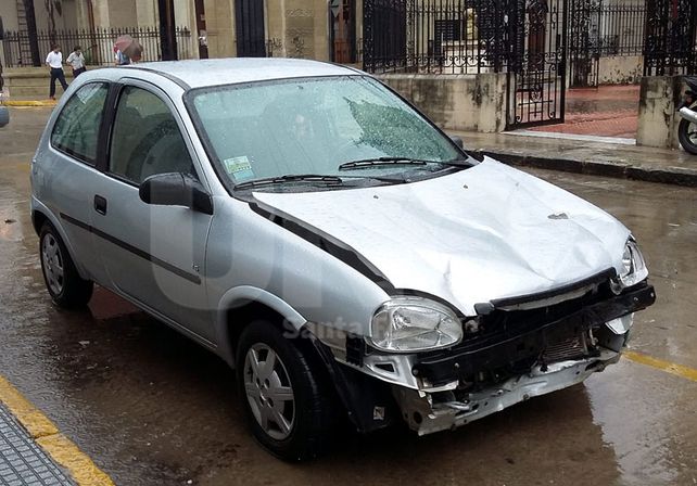 Así estaba. El auto que embistió a los jóvenes fue ocultado por varios días en Bº Nueva Esperanza. Fue hallado por la Policía de Investigaciones. UNO de Santa Fe/Manuel Testi