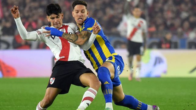 Lucas Martínez Quarta y Enzo Copetti pelean por la pelota. River y Central