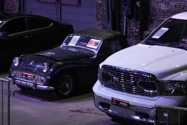 Subasta de autos de los narcos: fuerte puja de los oferentes en el salón Metropolitano