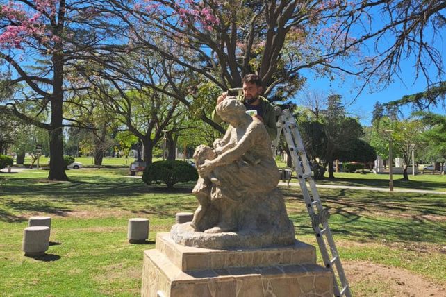 Restauración. El artista firmatense Sebastián Britos ultima detalles para el acto del lunes 23 de octubre.