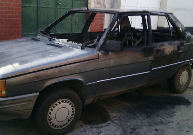 El auto incendiado en barrio Roma./ gentileza Claudio Alarcón.