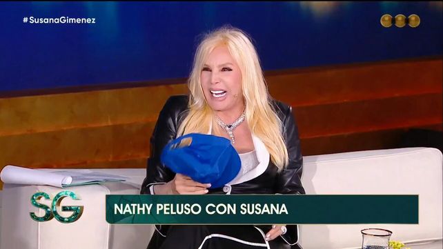 Susana Gimenez se divirtió con los regalos de Nathy Peluso. 