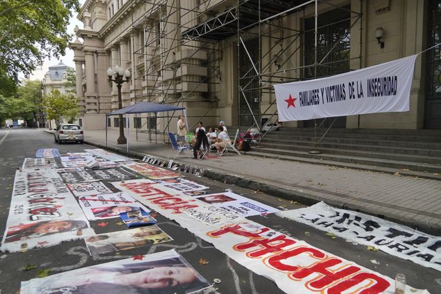 Familiares de víctimas se instalaron frente a Gobernación.
