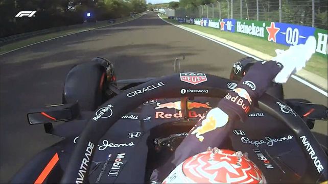 Captura de pantalla del momento en el que Max Verstappen arroja la toalla a la pista de Hungaroring.&nbsp;