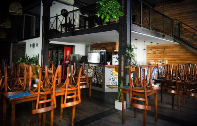 Sillas vacías. El sector gastronómico clama por regresar a la actividad y promete tomar medidas de prevención del virus.