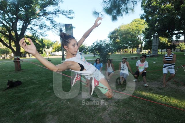 Slackline, el reto a la gravedad suma seguidores en la ciudad