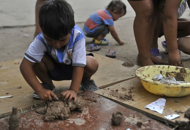 Los más chicos se sumaron a la propuesta del taller de barro y arcilla. Se divirtieron creando con estos materiales distintas figuras.
