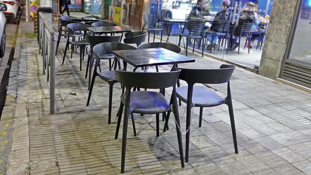 Una heladería de Rosario le puso cadenas a las sillas para evitar que se las roben