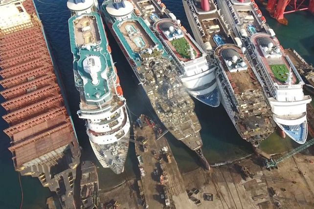 Sorprendentes imágenes de un cementerio de cruceros en Turquía