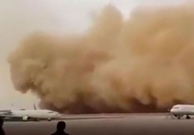 Una tormenta de arena se tragó un aeropuerto