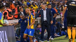 Carlos Quintana no aguantó. Antes de que finalice el primer tiempo tuvo que dejar la cancha por lesión.
