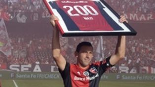 Con los 200. La Fiera levanta la camiseta del segundo centenar de partidos, a fines de 2016 ante Banfield.